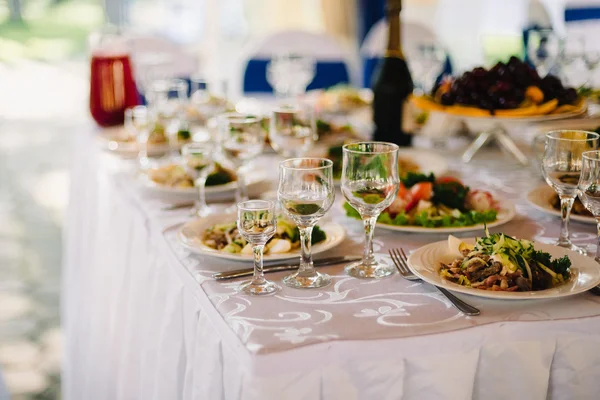 Food and glasses on the festive table for wedding dinner — Stock Photo, Image