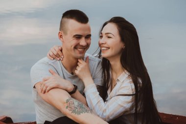 Mutlu çiftin kucaklaşması ve gülmesi. Erkek arkadaş ve kız arkadaş