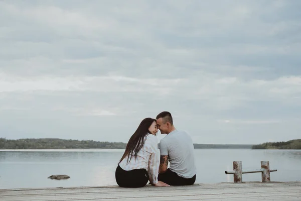 Liebevolles junges glückliches Paar, das sich am Strand umarmt — Stockfoto