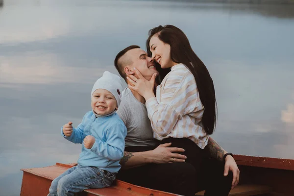 Joven blanco feliz familia con su hijo sentarse en un barco —  Fotos de Stock