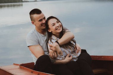 Sevgili yazın kumsalda sarılıyor.