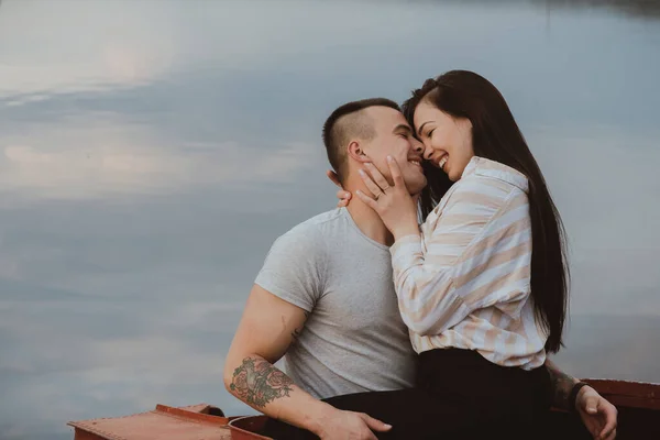 Junges kaukasisches glückliches Paar umarmt und lächelt am Strand — Stockfoto
