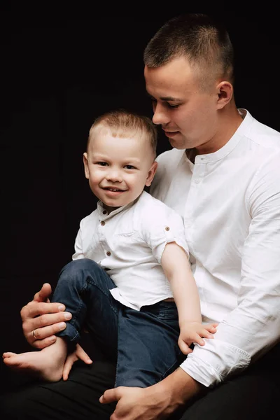 白いシャツを着た若い白人の父と息子 — ストック写真