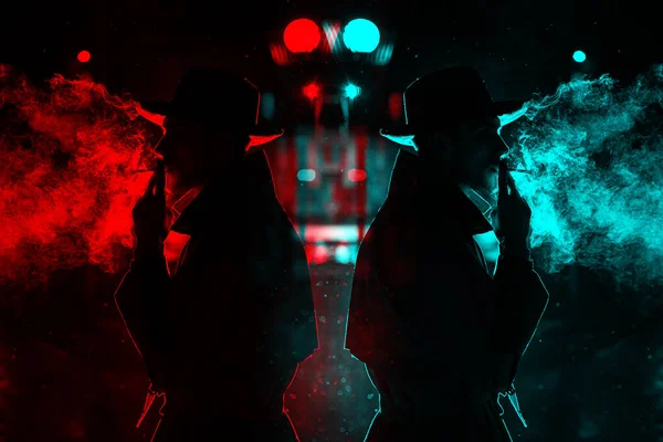 Donker silhouet van een man met een hoed die een sigaret rookt in de regen op een nachtstraat — Stockfoto