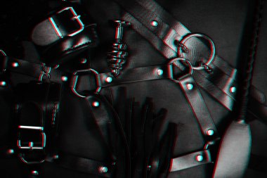 Deri aksesuarlar ve metal anal tıkaçlardan oluşan bir dükkanda BDSM sekse ayarlı.