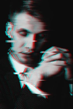 Kusurlu bir adamın siyah beyaz portresi