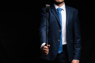 Erkek egemen, sert BDSM seksi için bir kırbaç tutuyor.