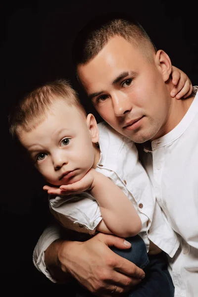 Young Caucasian dad and boy son in white shirts — Stock Photo, Image