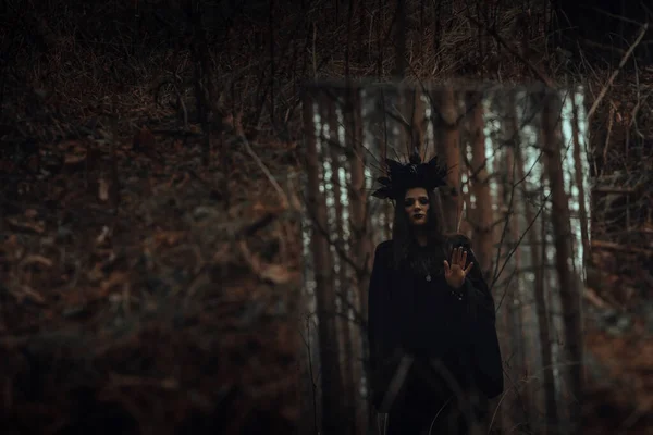 Spiegelbild einer schwarzen schrecklichen Hexe im Spiegel — Stockfoto