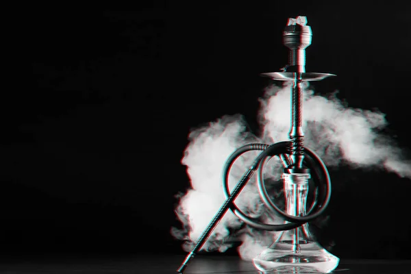 有煤和烟在餐馆桌子上的Hookah — 图库照片