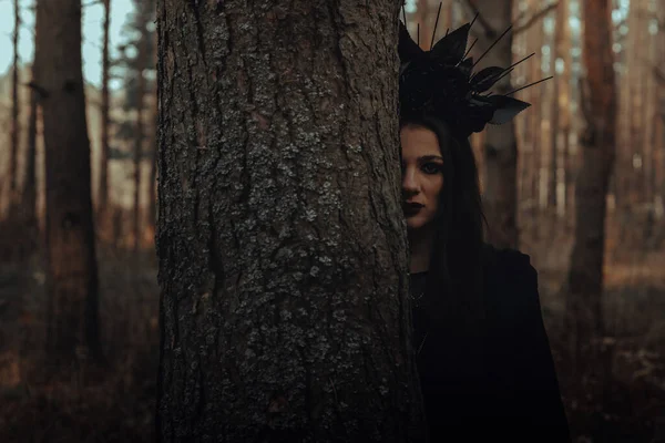 Retrato oscuro de una bruja con un disfraz negro — Foto de Stock