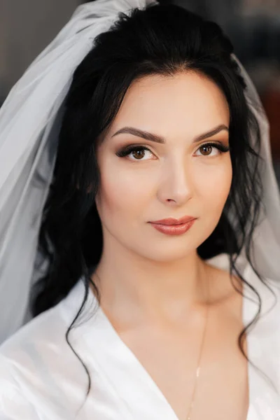 Портрет брюнетки невесты-кавказки с макияжем и стилем — стоковое фото