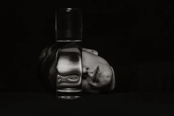Чорно-білий сюрреалістичний портрет людини через скло — стокове фото
