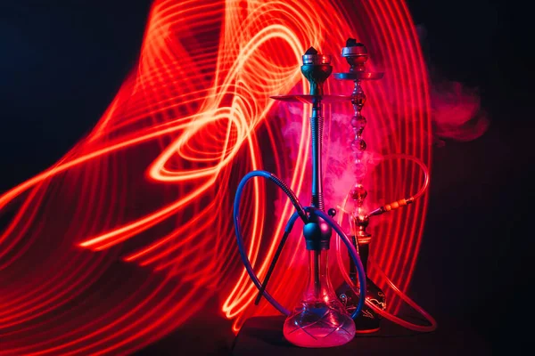 Wasserpfeifen mit heißer Shisha-Kohle mit roter und blauer Neonbeleuchtung — Stockfoto