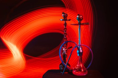 Kavanozlu sıcak shisha kömürleri masada.