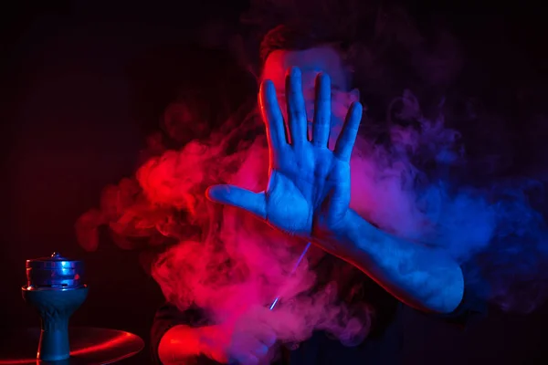 Чоловічий курець курить кальян в барі з шишею і випускає хмару диму — стокове фото