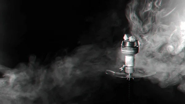 Carvões em uma tigela de narguilé com fumaça em um fundo escuro — Fotografia de Stock