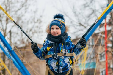 VICHUGA, RUSSIA - 17 Şubat 2018: Çocuk Maslenitsa 'nın geleneksel Rus Slav kutlamasında trambolinde zıplıyor