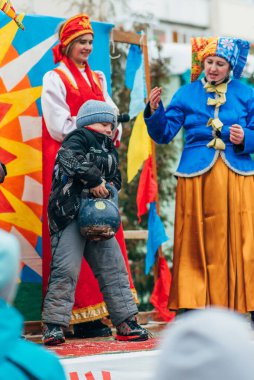 VICHUGA, RUSSIA - 17 Şubat 2018: Rusya 'nın geleneksel Maslenitsa kış kutlamasında sahnede yarışmalar ve eğlence