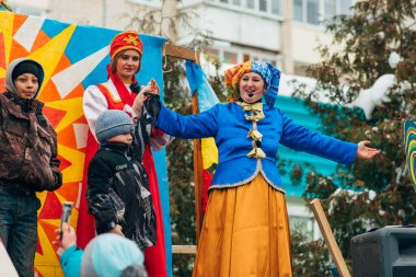 VICHUGA, RUSSIA - 17 Şubat 2018: Rusya 'nın geleneksel Maslenitsa kış kutlamasında sahnede yarışmalar ve eğlence