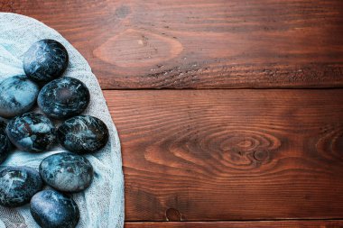 Ahşap arka planda mavi Paskalya yumurtaları