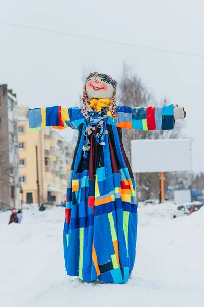 VICHUGA, RUSIA - 17 DE FEBRERO DE 2018: Muñecas espantapájaros para quemar con fuego en la tradicional celebración rusa de invierno de la Maslenitsa — Foto de Stock