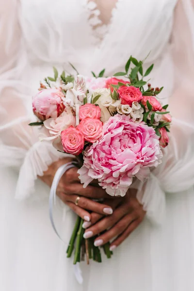 Bouquet de mariage de roses blanches et roses et pivoines dans les mains de la mariée — Photo