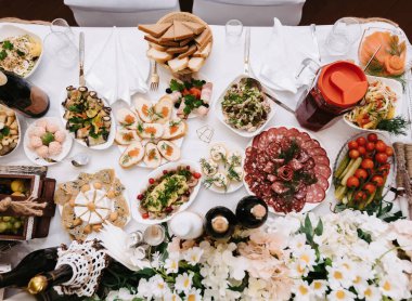 Restoranda çeşitli yemekler ve yemekler hazır.