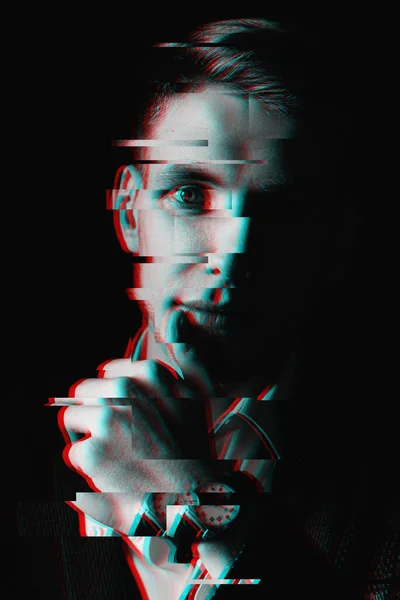 Porträtt av en vit man. Svart och vitt med 3D glitch virtuell verklighet effekt — Stockfoto