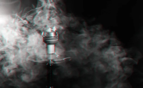 Holzkohle in einer Shisha-Schüssel mit Rauch auf dunklem Hintergrund — Stockfoto