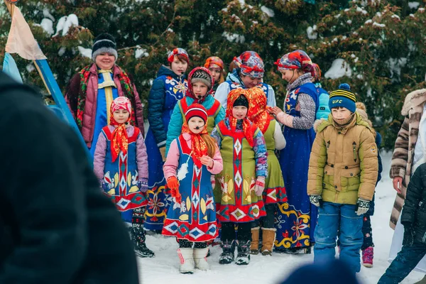 VICHUGA, RUSKO - FEBRUARY 17, 2018: dav dívek na jevišti zpívajících písně v tradičních slovanských kostýmech na ruské oslavě svátku Maslenitsa — Stock fotografie