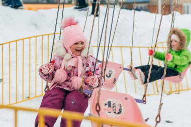 VICHUGA, RUSSIA - 17 Şubat 2018: Maslenitsa 'nın geleneksel Rus Slav bayramında kız atlıkarıncada dönüyor