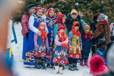 VICHUGA, RUSSIA - 17 Şubat 2018: Rusya 'nın Maslenitsa bayramı kutlamalarında sahneye çıkan kızlar geleneksel Slav kostümleriyle şarkı söylüyorlar
