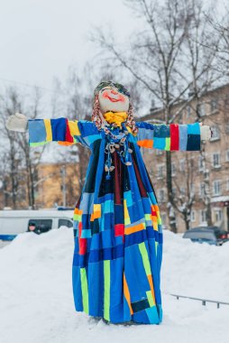 VICHUGA, RUSSIA - 17 Şubat 2018: Rusya 'nın geleneksel Maslenitsa kış kutlamasında ateşle yanan korkuluk bebekleri