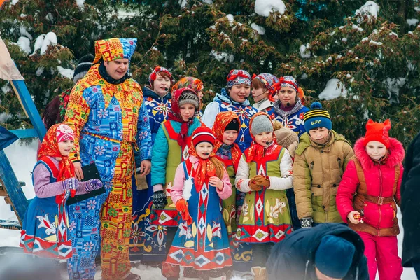 VICHUGA, RUSKO - FEBRUARY 17, 2018: dav dívek na jevišti zpívajících písně v tradičních slovanských kostýmech na ruské oslavě svátku Maslenitsa — Stock fotografie
