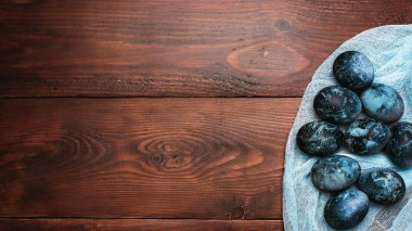 Paskalya kutlaması için kumaşa boyanmış mavi yumurtalar.