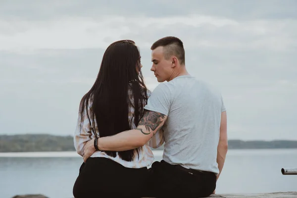 Liebevolles junges glückliches Paar, das sich am Strand umarmt — Stockfoto