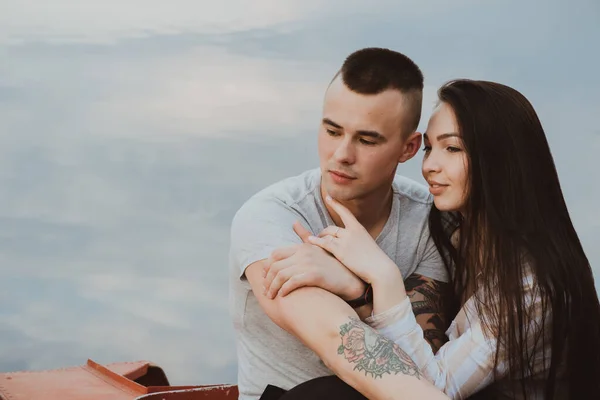 Amando jovem casal feliz abraçando na praia — Fotografia de Stock