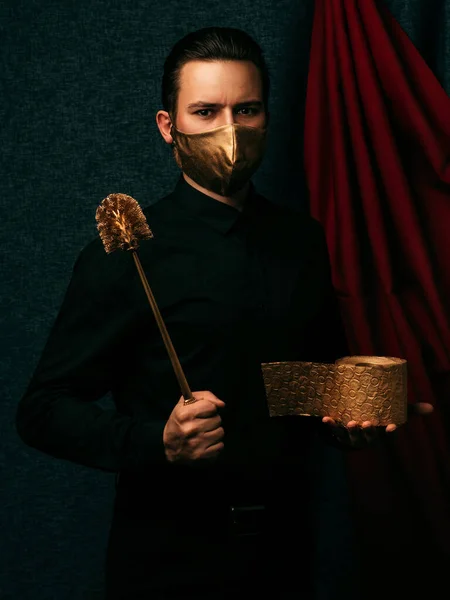 코로나 바이러스 예방을 위해 손에 황금 변기 솔을 들고 의료용 마스크를 착용하고 시위하는 러시아 남성 — 스톡 사진