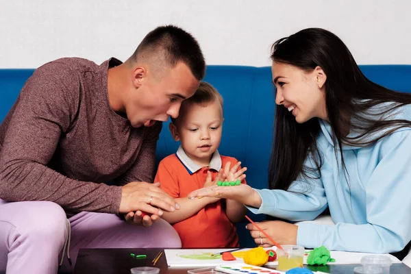 Felice famiglia bianca godere e giocare a casa. Mamma, papà e figlio ridono — Foto Stock