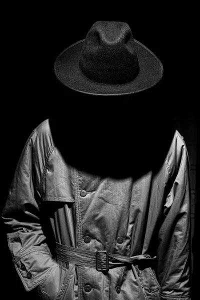 Ciemna mistyczna sylwetka mężczyzny w kapeluszu w nocy — Zdjęcie stockowe