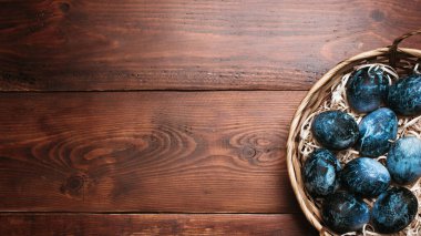 Kutlama için mavi Paskalya yumurtalarını sepete koydum.