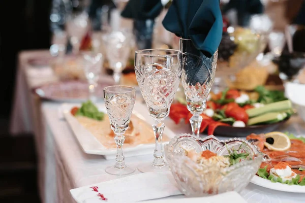 Table de fête au restaurant avec verres à vin — Photo
