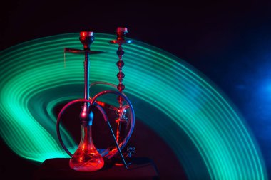 Duman içinde shisha kömürü olan cam mataralı nargileler