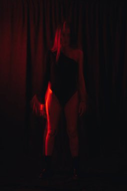 Zihinsel sorunları olan, kırmızı neon ışıklı bir kızın bulanık portresi.