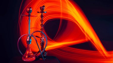 Kavanozlu sıcak shisha kömürleri masada.