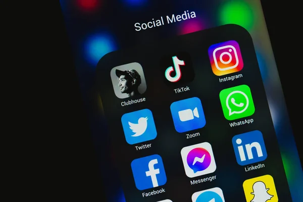 VICHUGA, RÚSSIA - 20 de fevereiro de 2021: Ícones de aplicativos de mídia social em tendência na tela do smartphone — Fotografia de Stock