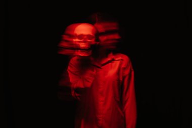 Ölü bir adamın kafatasıyla hayalet cadı bir kızın bulanık portresi.