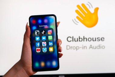 VICHUGA, RUSSIA - 28 Şubat 2021: Modern sosyal ağ uygulamalarının simgelerine sahip akıllı telefon