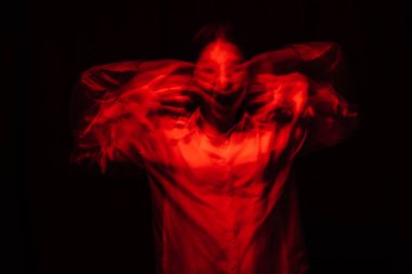 Beyaz gömlekli, bulanık bir hayalet kızın korkunç portresi.